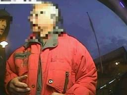 Een van de daders staat duidelijk op camerabeelden. (Foto: politie)