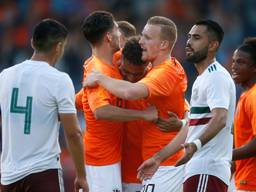 Knuffels voor Donyell Malen na één van zijn goals tegen Mexico. (Foto: VI Images)