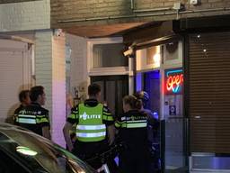 Agenten doorzoeken het café. (foto: Bart Meesters).