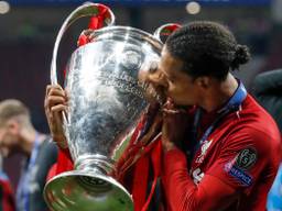 Virgil van Dijk met de beker (foto: VI Images).