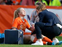 Kika van Es met veel pijn op het veld tijdens duel met Australië (foto: VI Images).