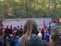 Tijdens de dodenherdenking in Vught waren de schreeuwende gevangenen te horen. (Foto: Archief)