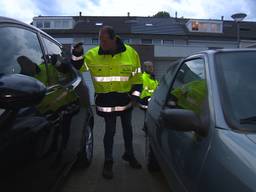 Marian en Artwie controleren de wijk op verdachte situaties