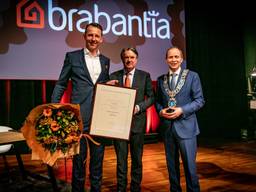 Brabantia-topman Tijn van Elderen, commissaris van de Koning Wim van de Donk en de Valkenswaardse burgemeester Anton Ederveen (foto: Brabantia).