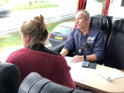 Gebruik van een smartphone achter het stuur: politiecontrole vanuit een bus levert bijna zeshonderd bekeuringen op in Oost-Brabant (Foto: Paul Post)