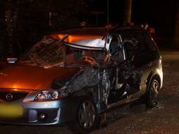 De auto is aan de bestuurderskant flink beschadigd. (Foto: Erik Haverhals)