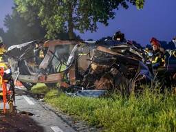 Van de auto is weinig over. (foto: Marcel van Dorst)