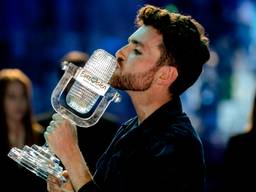 Duncan Laurence kust zijn trofee. (Foto: ANP)