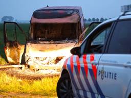 Waarschijnlijk stond de uitgebrande bestelbus er al even. (Foto: Gabor Heeres/SQ Vision)