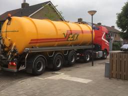 In de wijk Klein Brabant in Vught rijden tankwagens af en aan om het riool te legen. (Foto Twitter @Vught