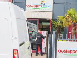 De FIOD doet een inval bij het hoofdkantoor van Oostappen Groep in Asten. (Foto: Pim Verkoelen)   