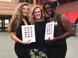 Nanda Polderman met twee eindexamenleerlingen tijdens de diploma-uitreiking in 2018. (foto: Nanda Polderman)