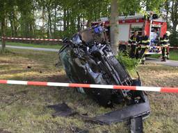 Auto belandt na botsing tegen boom. (Foto: Danny van Schijndel)