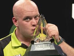 Michael van Gerwen met de Premier League-trofee (foto: Lawrence Lustig/PDC).