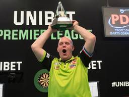 Michael van Gerwen na zijn vijfde Premier League-winst (foto: Lawrence Lustig/PDC).