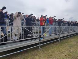 Spotters volgen de staaljagers tijdens de spottersdag op Vliegbasis Volkel (foto: Collin Beijk)