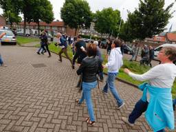 Edwin Wagensveld wordt belaagd bij de flyeractie. (Foto: Dave Hendriks/SQ Vision)