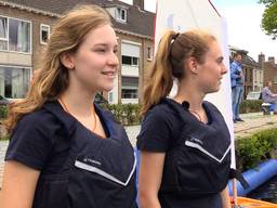 Jolien (links) en Nienke houden toezicht op de kinderen. (foto: Omroep Brabant)