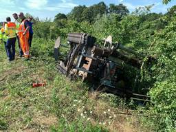 Het ongeluk gebeurde op de geluidswal langs de A50 bij Nistelrode. (Foto: AS Media)