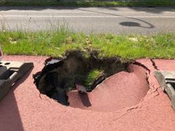 De sinkhole heeft een doorsnede van een meter (foto: Rogier van Son)