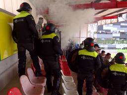 De ME oefent in het stadion van TOP Oss. (Foto: Omroep Brabant)