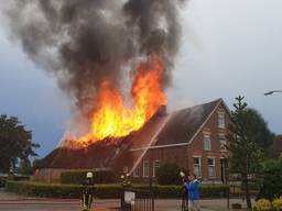 Het middelste deel van de schuur is door de brand volledig verwoest. (Foto: Erik Haverhals/Foto Persbureau Midden Brabant)