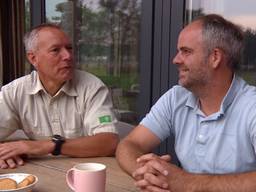 Theo van Staatsbosbeheer en boer Emiel werken samen om de natuur een impuls te geven.