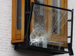 Het glazen balkon heeft opnieuw veel schade. (foto: Raymond Merkx)