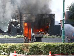 De snackbar staat in lichterlaaie. (Foto: Charles Mallo)