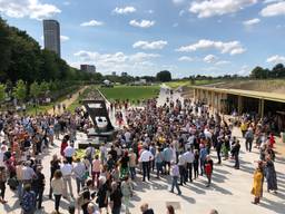 Drukte bij de opening van het Spoorpark (Foto: Tom van den Oetelaar)