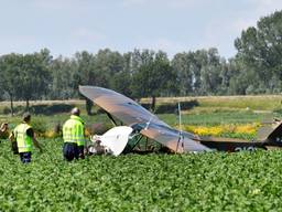 De staart van het witte toestel zit vast in het andere vliegtuig. Foto: Erald van der Aa