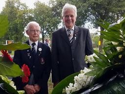 Piet van Oorschot en Toontje van Dommelen leggen een krans bij het monument in Schijndel.