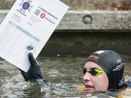 Maarten van der Weijden stempelt in Hindeloopen (Foto: ANP)