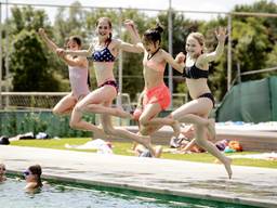 Meisjes genieten van het warme weer. (Foto: ANP)