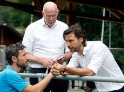 Mark van Bommel (onder), John de Jong (rechts) en Toon Gerbrands (boven) in overleg (foto: VI Images).