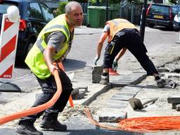 Glasvezel aanleggen tijdens een hete dag (archieffoto: Erald van der Aa).