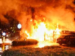 Het vuur verwoestte de overkapping en de schutting in Berkel-Enschot. (Foto: Toby de Kort)