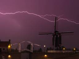 Bliksem boven Heusden (foto: Paul Begijn).