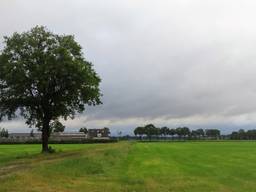 Een zwaarbewolkte dag in Rijen. (Foto: Joop van der Kaa)