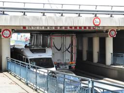 Weer een vrachtwagen vast onder het viaduct. (Foto: FPMB Foto Persbureau Midden Brabant)