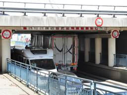 Weer een vrachtwagen vast onder het viaduct. (Foto: FPMB Foto Persbureau Midden Brabant)
