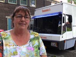 Tonny Steenis, ofte wel Tonneke, is in Tilburg een begrip met haar rijdende winkel.