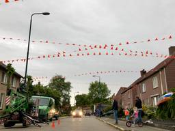 Bewoners van de Oranjeboombuurt hangen vier kilometer aan vlaggetjes op. (Foto: Birgit Verhoeven)