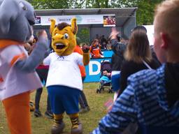 De Tilburgse Merl Roep alias Orange Donkey is erg blij met haar tweede plaats bij de Fun Experts Open NK Mascottes 2019 (Foto: Dirk Verhoeven)