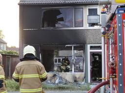 De brandweer kon niet voorkomen dat het huis uitbrandde. (Foto: Anja van Beek/FPMB)
