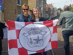 Moeder en dochter wachten in Willemstad op een voetbalteam van SV Sprundel. (Foto: Dirk Verhoeven)