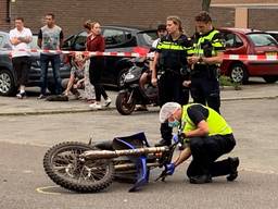 Sporenonderzoek door de politie na het ongeluk op de Churchilllaan in Den Bosch (Foto: Bart Meesters)