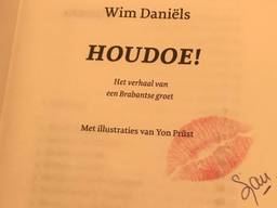 De vrouw heeft een kus in het boek gezet.