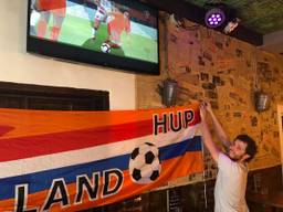 In Breda is de wedstrijd op vijf schermen te volgen (Foto: Imke van de Laar).