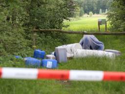 De vijftien vaten zijn gevonden in een natuurgebied. (foto: Berry van Gaal/SQ Vision Mediaprodukties)